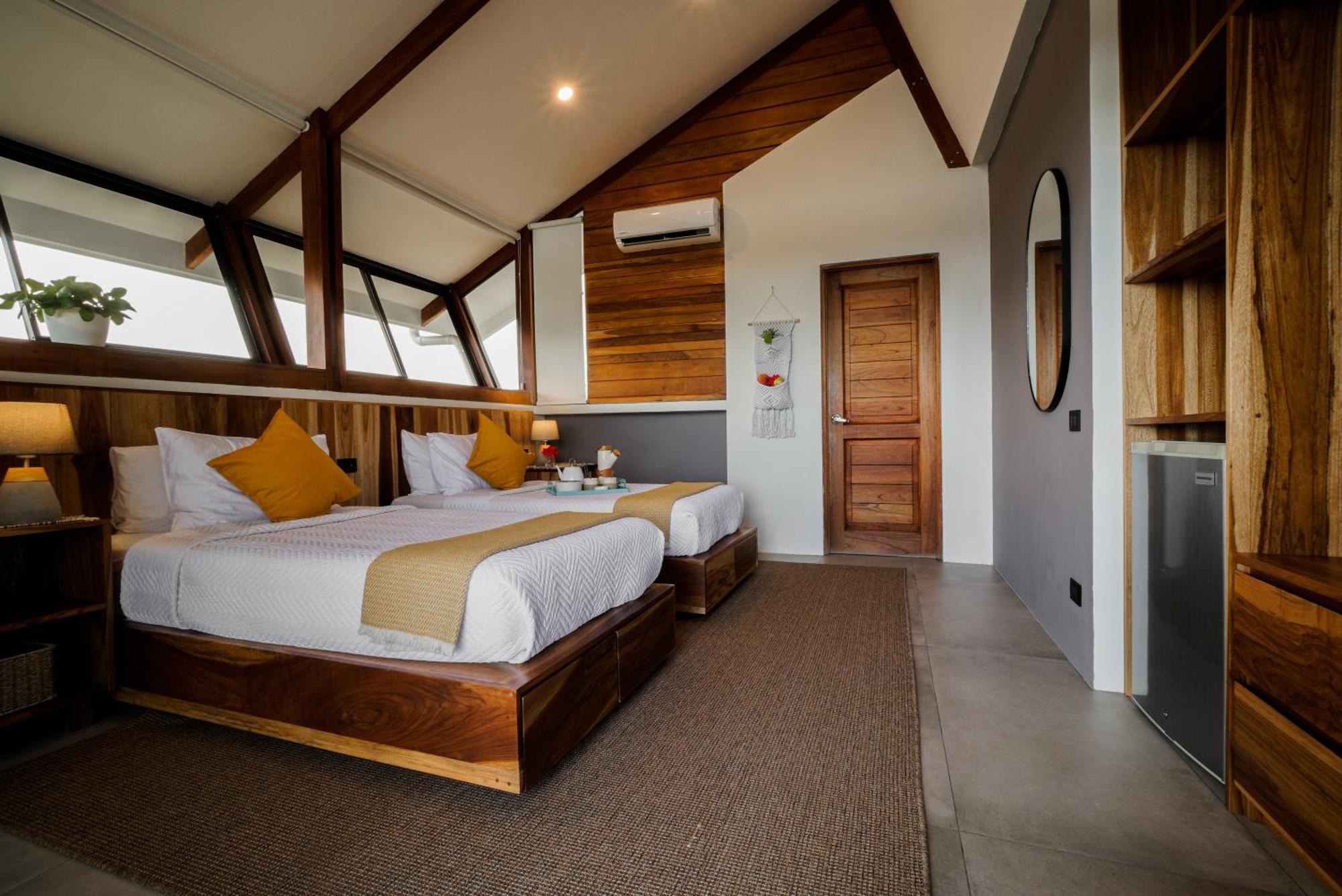 Surf Synergy All-Inclusive Surf Retreat 자코 외부 사진