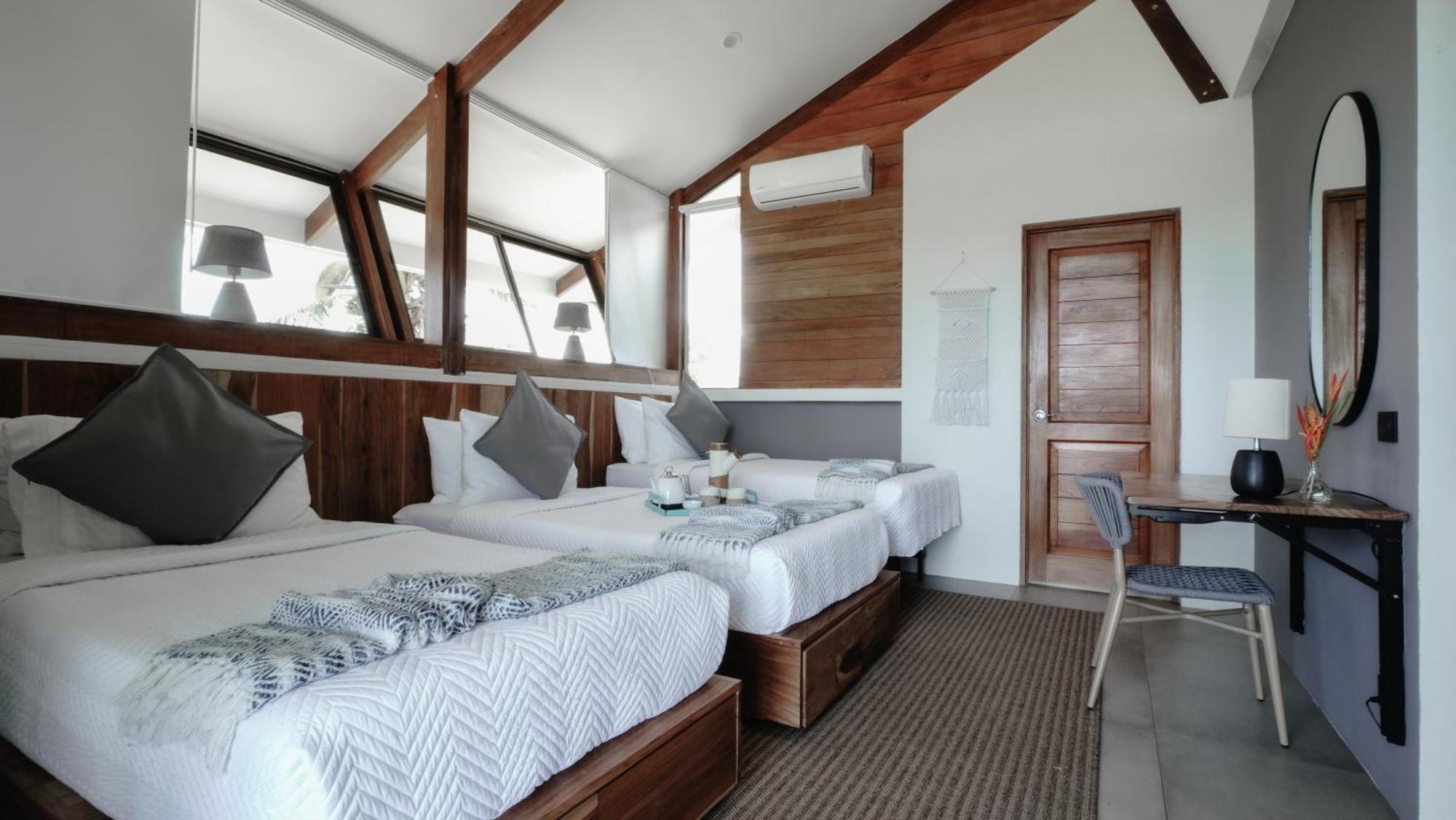 Surf Synergy All-Inclusive Surf Retreat 자코 외부 사진